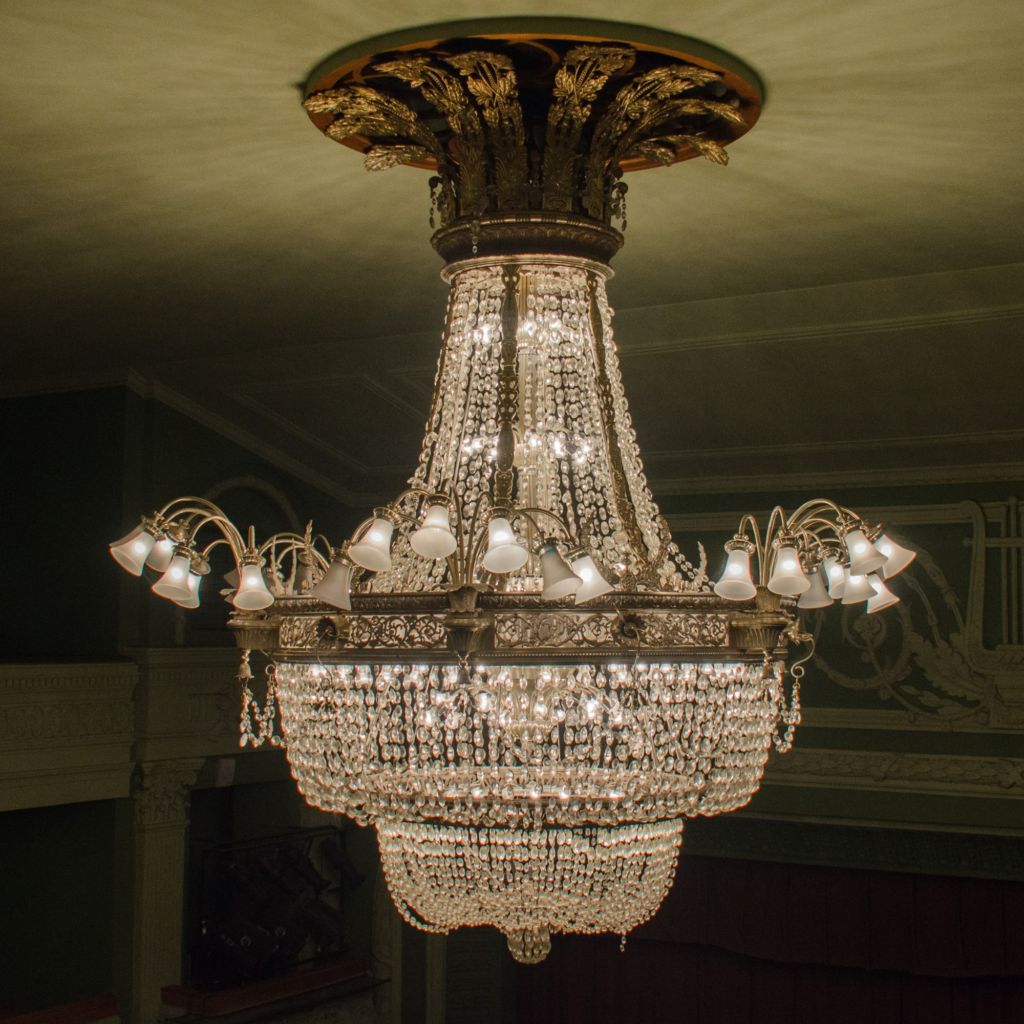 Lustres anciens en cristal et bronze comme on en trouve dans les villas de Valescure et de Boulouris