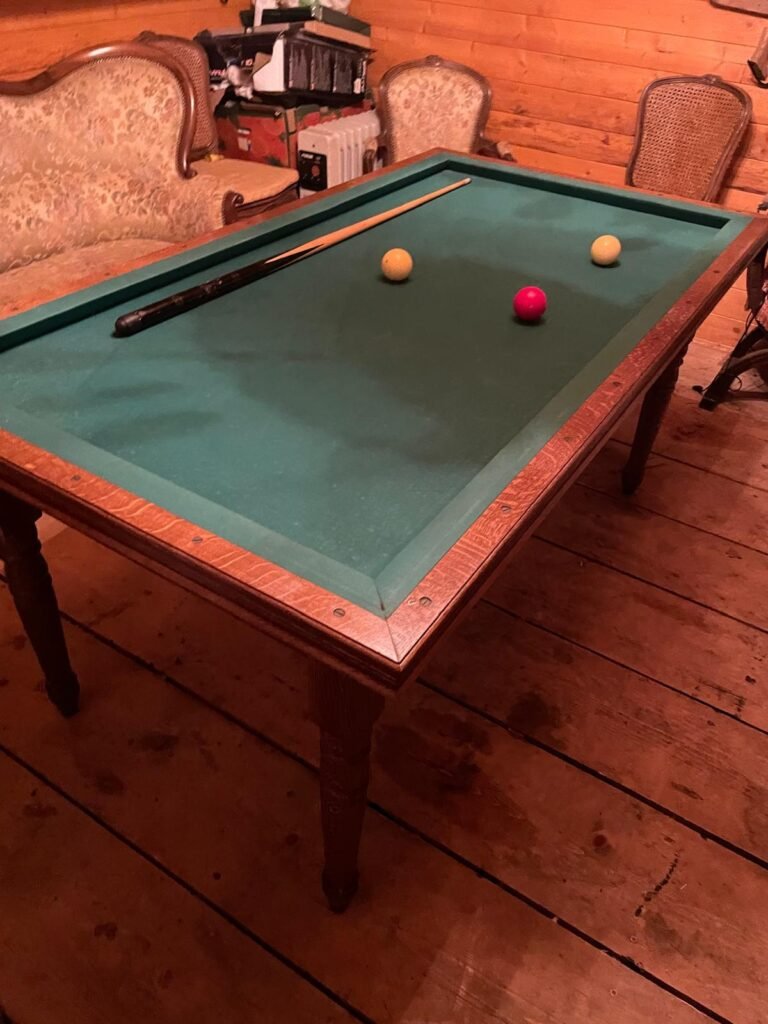 Billard ancien en bois massif avec pieds tournés et tapis vert