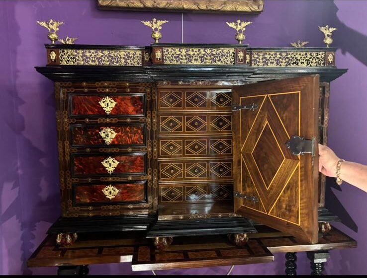 Meuble ancien en bois ciré dans une maison de famille, décrit lors d’un inventaire de succession