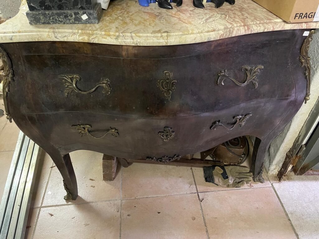 Commode ancienne en bois à plateau, meuble d’époque dans un intérieur