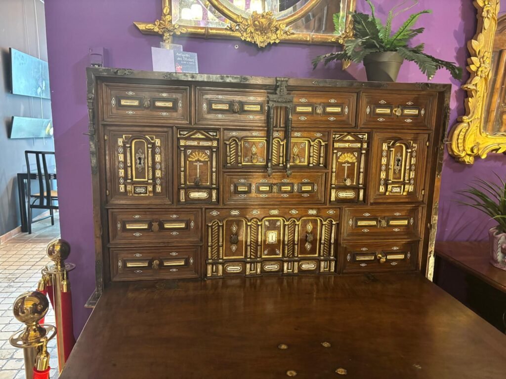Commode ancienne en bois avec poignées en laiton, type de meuble recherché sur demande pour un client