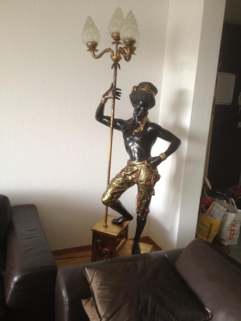 Ensemble de statuettes et sculptures anciennes en bronze et en plâtre patiné, présentées pour expertise