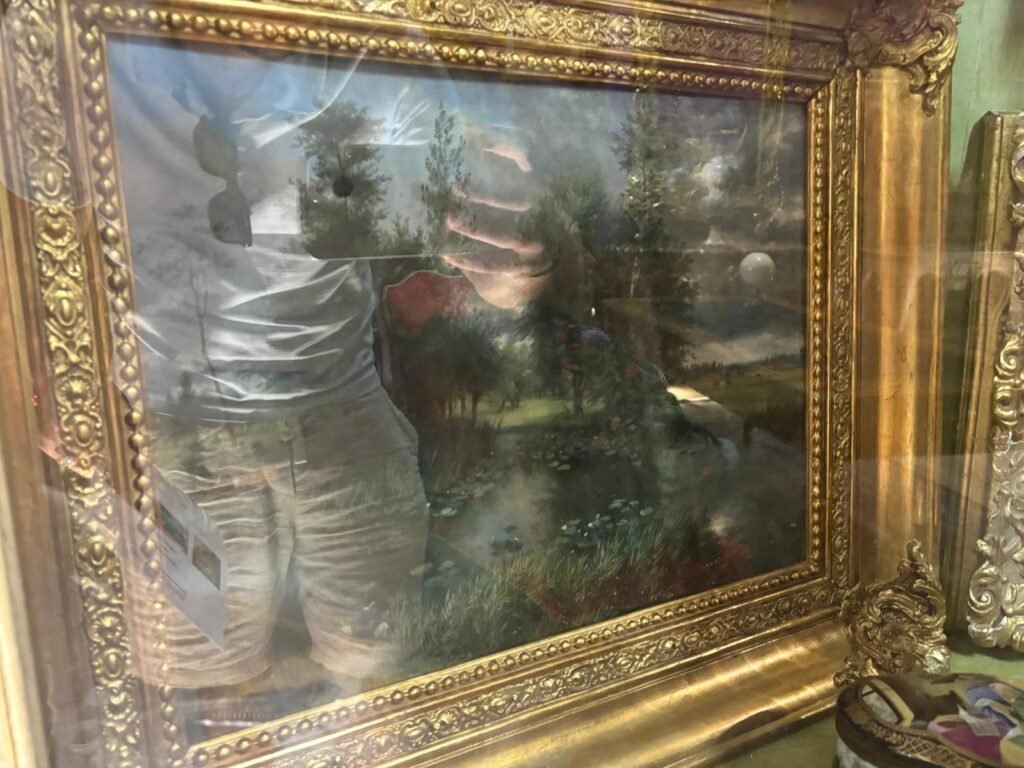 Tableau ancien à cadre doré photographié pour une demande d’estimation à distance